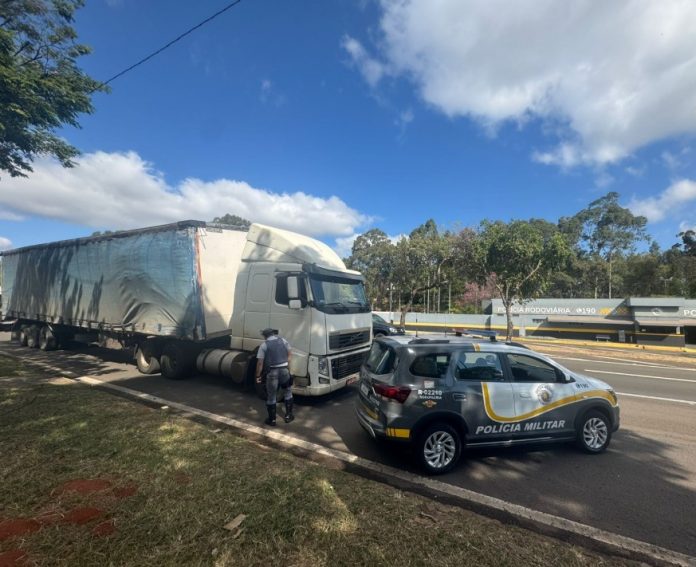 Carreta Volvo, de Poços de Caldas (MG), com 52 evasões de pedágio é detida na Raposo Tavares Carreta Volvo, de Poços de Caldas (MG), com 52 evasões de pedágio é detida na Raposo Tavares