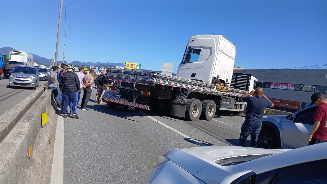 Acidente com caminhão e carro na BR-101/SC interdita a via, em São José