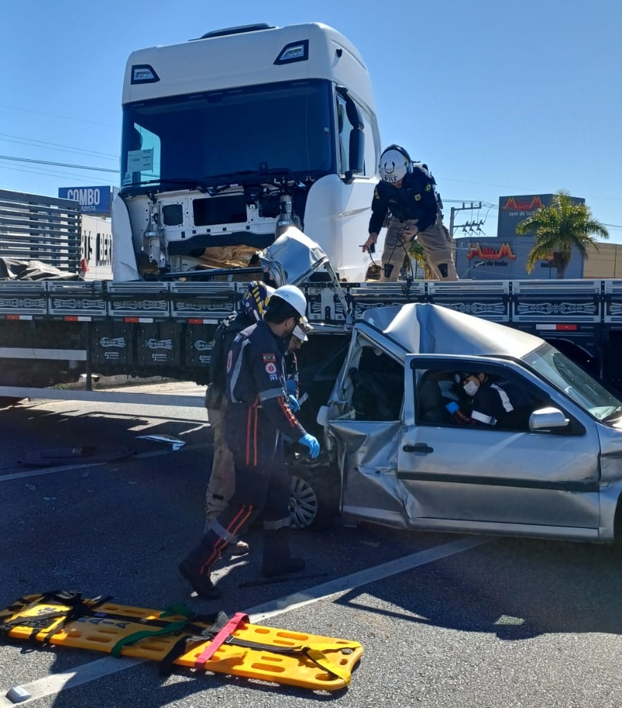 Acidente com caminhão e carro na BR-101/SC interdita a via, em São José