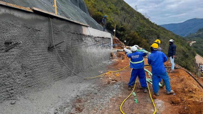 Rodovia BR-285/SC recebe serviços emergenciais na Serra da Rocinha Rodovia BR-285/SC recebe serviços emergenciais na Serra da Rocinha
