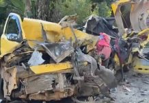 Acidente entre carro e micro-ônibus na BR-101/BA deixa 4 mortos, em Mascote Acidente entre carro e micro-ônibus na BR-101/BA deixa 4 mortos, em Mascote
