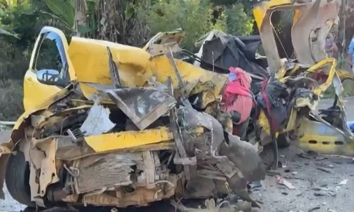 Acidente entre carro e micro-ônibus na BR-101/BA deixa 4 mortos, em Mascote Acidente entre carro e micro-ônibus na BR-101/BA deixa 4 mortos, em Mascote
