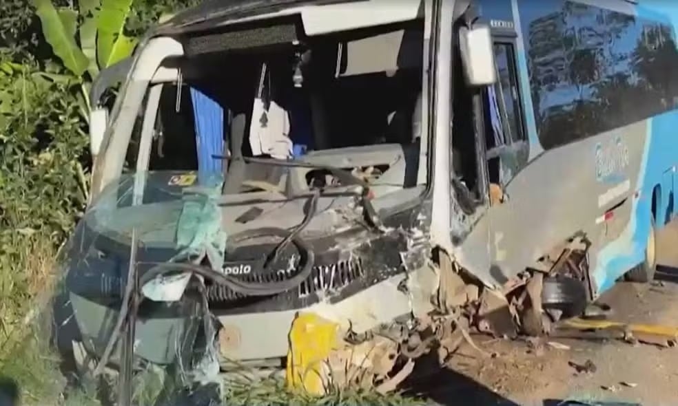 Acidente entre carro e micro-ônibus na BR-101/BA deixa 4 mortos, em Mascote