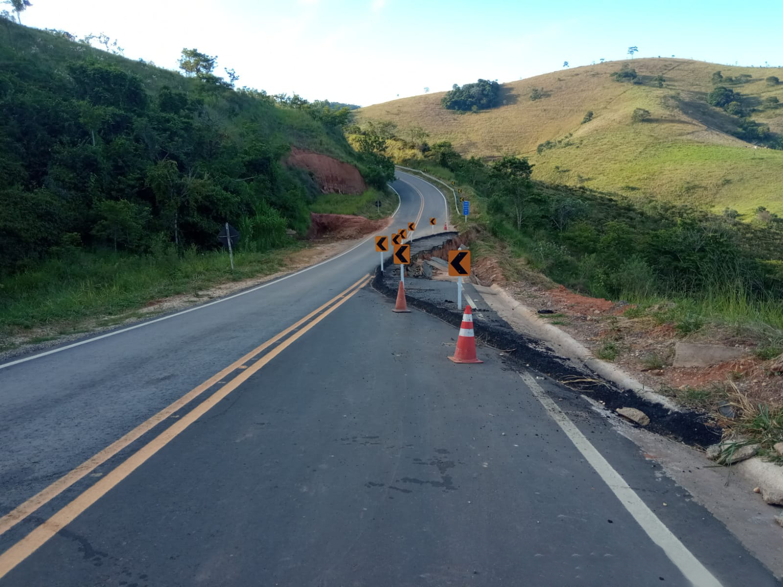 Rodovia AMG-0520 está interditada para reparos na pista, em Aracitaba