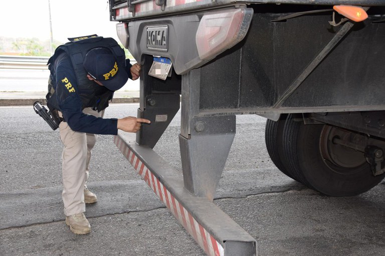 Polícia Rodoviária Federal reforça fiscalização de sistemas de freios em caminhões nas rodovias federais da Bahia.