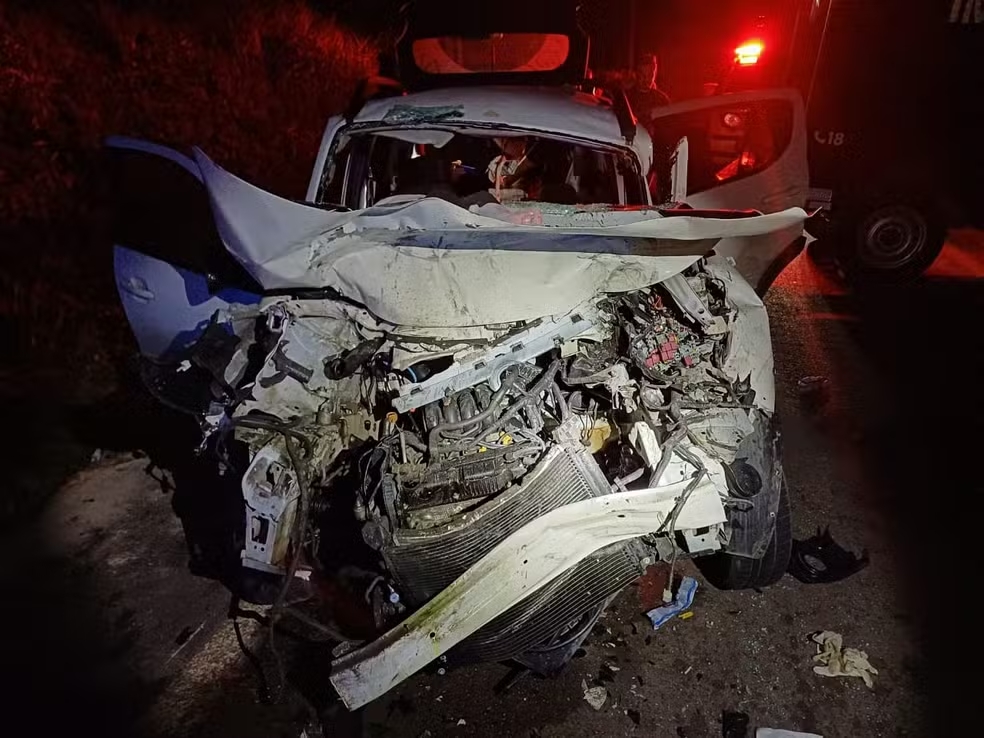 Acidente entre ônibus e carro deixa uma mulher morta na BR-174/AM