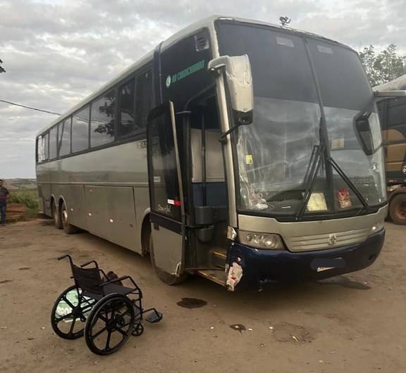 Ônibus clandestino com trabalhadores é apreendido na BR-153/SP, em Guaimbê Ônibus clandestino com trabalhadores é apreendido na BR-153/SP, em Guaimbê