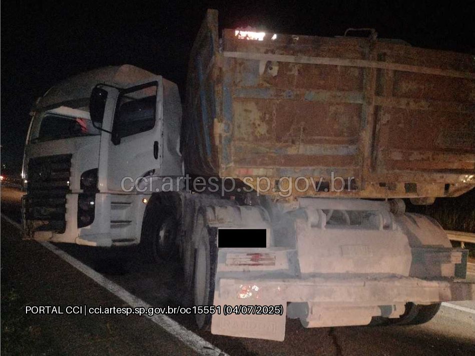 Acidente com perua Kombi, carreta e moto deixa motoqueiro morto na SP-075