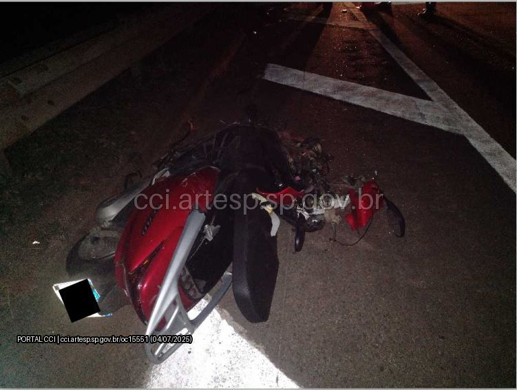 Acidente com perua Kombi, carreta e moto deixa motoqueiro morto na SP-075