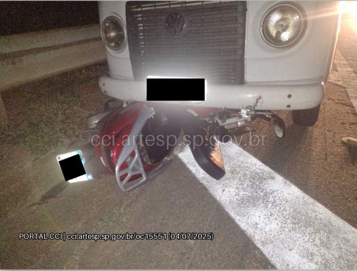 Acidente com perua Kombi, carreta e moto deixa motoqueiro morto na SP-075