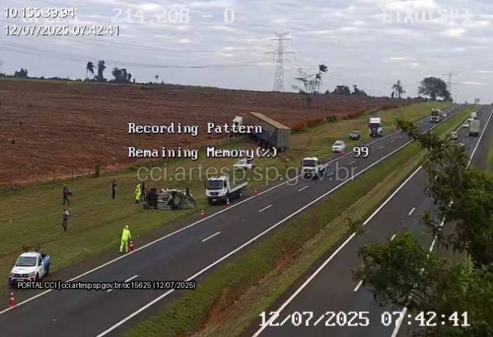 Carreta invade canteiro da SP-225, bate em carro na pista contrária e causa 1 morte e 2 feridos graves