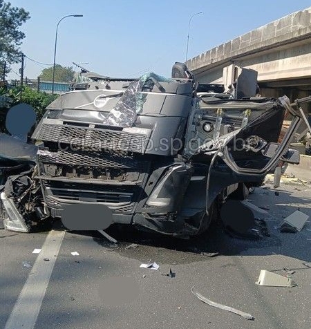 Carreta Volvo despenca de viaduto na SP-055 e caminhoneiro morre, em Cubatão