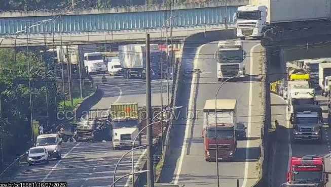 Carreta Volvo despenca de viaduto na SP-055 e caminhoneiro morre, em Cubatão