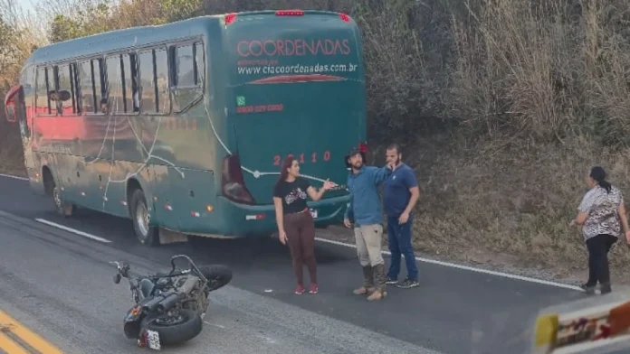 Motoqueiro morre em acidente com ônibus na BR-040, em Minas Motoqueiro morre em acidente com ônibus na BR-040, em Minas