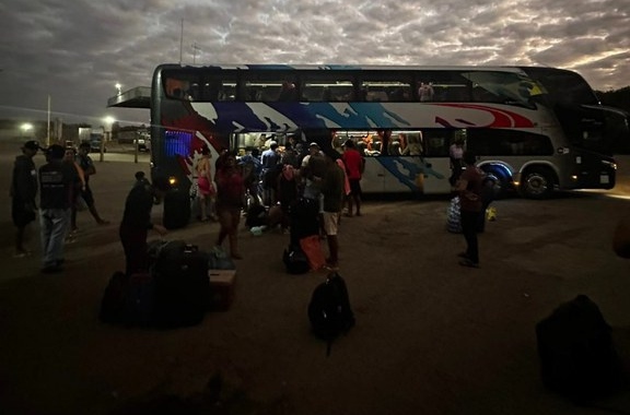 Ônibus clandestino com trabalhadores é apreendido na BR-153/SP, em Guaimbê
