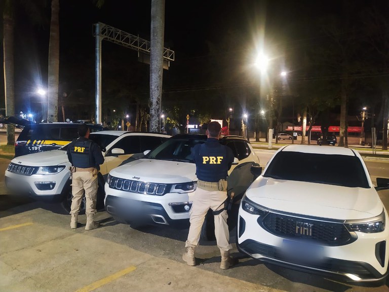 Mãe, filho e nora são flagrados na Rio-Santos “passeando” com três veículos clonados