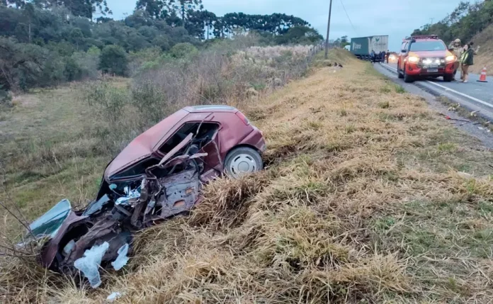 Motorista força ultrapassagem na PR-510 e morre ao colidir com carreta Motorista força ultrapassagem na PR-510 e morre ao colidir com carreta