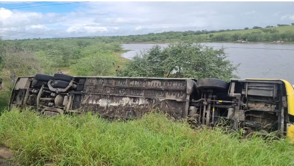 Ônibus da Itapemirim tomba na SE-230 e deixa 12 feridos