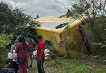 Ônibus da Itapemirim tomba na SE-230 e deixa 12 feridos Ônibus da Itapemirim tomba na SE-230 e deixa 12 feridos