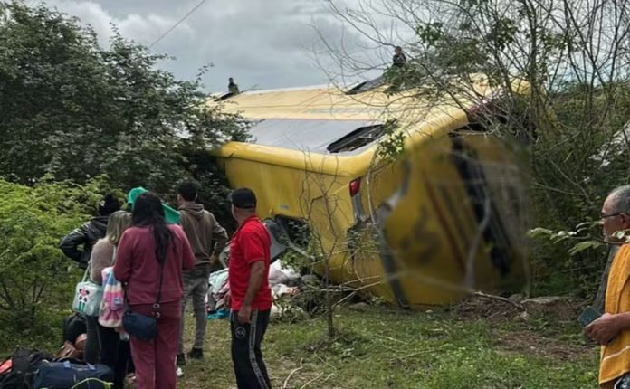 Ônibus da Itapemirim tomba na SE-230 e deixa 12 feridos Ônibus da Itapemirim tomba na SE-230 e deixa 12 feridos