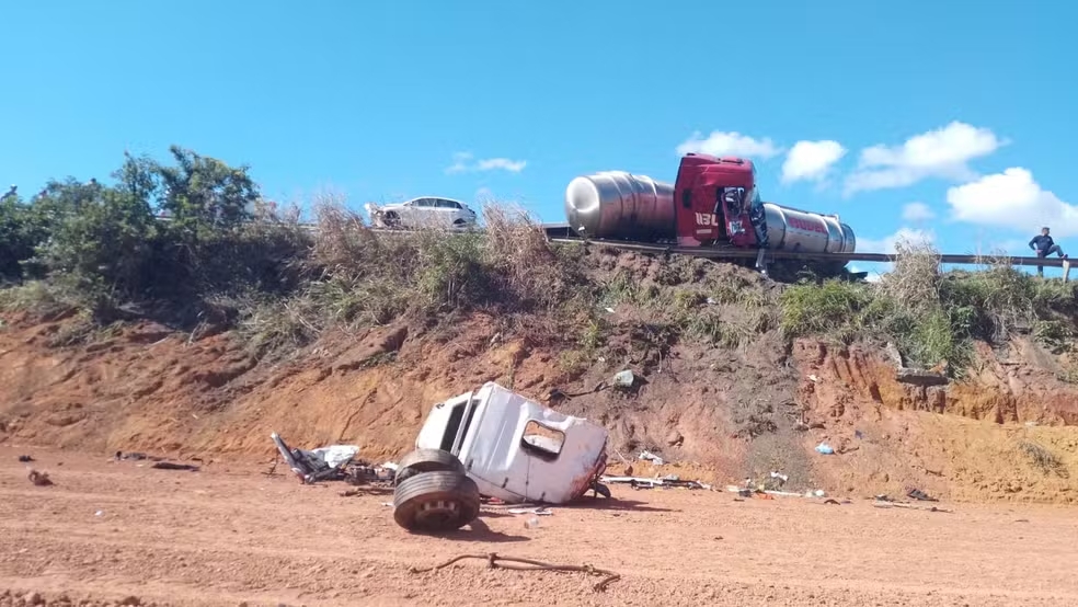 Acidente entre carreta e guincho na BR-101/ES deixa uma pessoa morta