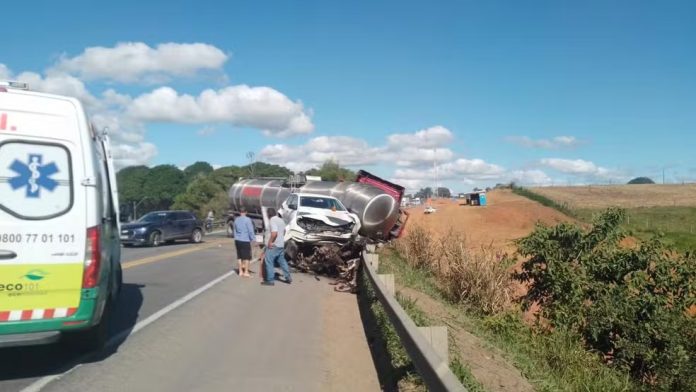 Acidente entre carreta e guincho na BR-101/ES deixa uma pessoa morta Acidente entre carreta e guincho na BR-101/ES deixa uma pessoa morta