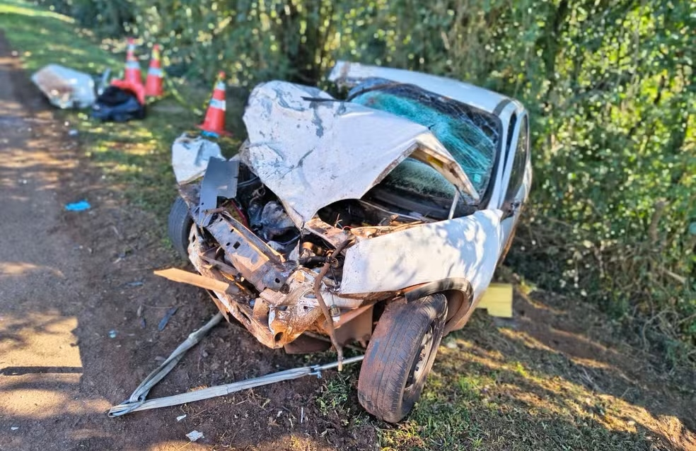 Acidente entre ônibus e carro deixa dois mortos na BR-277/PR