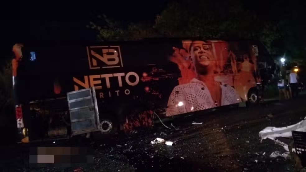 Acidente entre ônibus do cantor Netto Brito e carro na BA-046 deixa três mortos