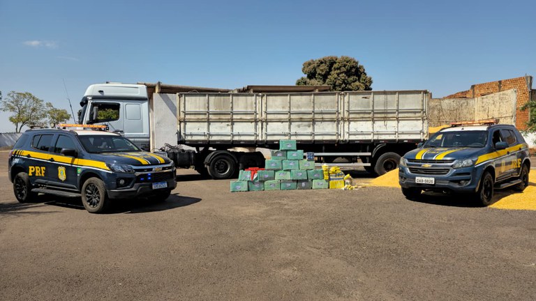 Caminhoneiro é preso na BR-262/MS, em Três Lagoas, com 453 kg de drogas escondidas em carga de milho