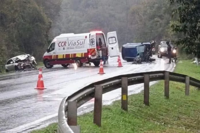 Acidente na BR-386/RS deixa três mortos e quatro feridos, em Pouso Novo, no Vale do Taquari, no Rio Grande do Sul. Acidente na BR-386/RS deixa três mortos e quatro feridos, em Pouso Novo, no Vale do Taquari, no Rio Grande do Sul.