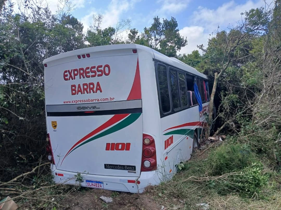 Ônibus invade pista contrária na ERS-040, bate em carro, e deixa 1 morto e 5 feridos