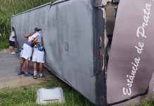 Ônibus com torcedores do Bahia tomba na BR-101/PE, em Ribeirão Ônibus com torcedores do Bahia tomba na BR-101/PE, em Ribeirão