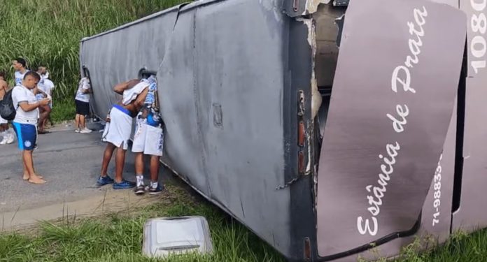 Ônibus com torcedores do Bahia tomba na BR-101/PE, em Ribeirão