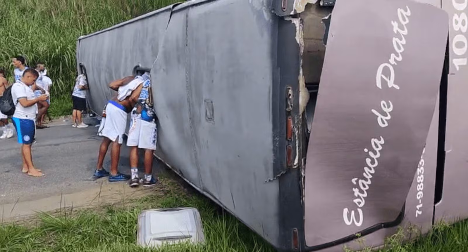 Ônibus com torcedores do Bahia tomba na BR-101/PE, em Ribeirão