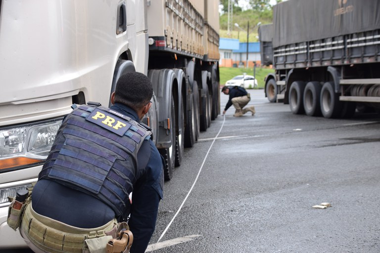 Desrespeito ao limite de peso continua e PRF flagra 546 toneladas de excesso, além de rebites, na BA