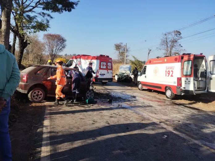 Acidente em cruzamento com a MG-424 deixa mulher morta e quatro feridos Acidente em cruzamento com a MG-424 deixa mulher morta e quatro feridos