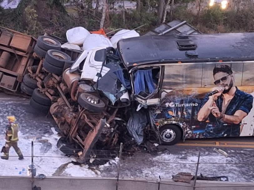 Caminhoneiro e motorista de ônibus morrem em acidente na ERS-122, em Caxias do Sul