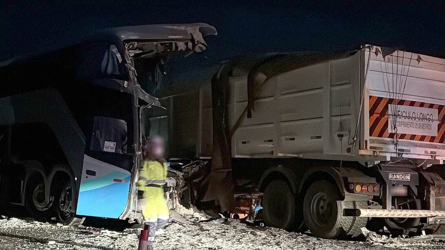 Acidente entre ônibus da Rio Novo e carreta deixa ao menos 11 mortos na BR-163/MT
