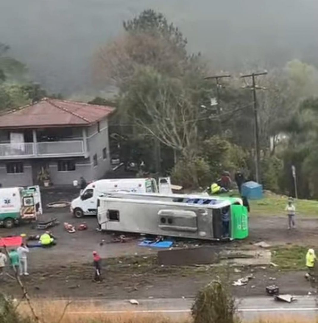 Acidente entre micro-ônibus e carretas na BR-116 deixa 2 mortos 10 feridos, no Paraná