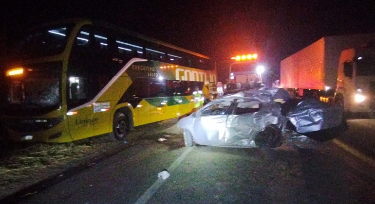 Ônibus da Gontijo e carro batem na BR-262/MG e deixam um morto