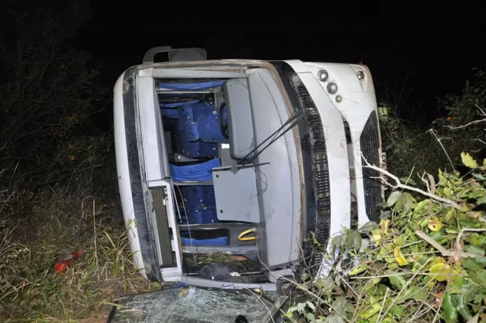 Ônibus com alunos do Sub-15 de vôlei de Chapadão do Sul tomba na BR-060/MS