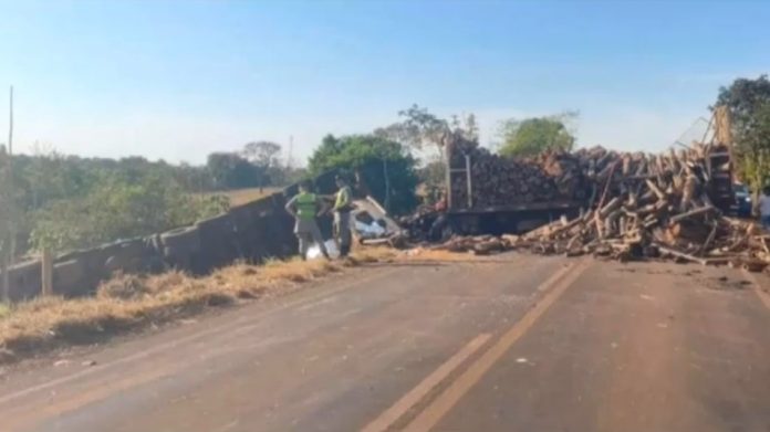 Acidente na GO-164 envolvendo 5 veículos deixa 2 mortos e 3 feridos Acidente na GO-164 envolvendo 5 veículos deixa 2 mortos e 3 feridos