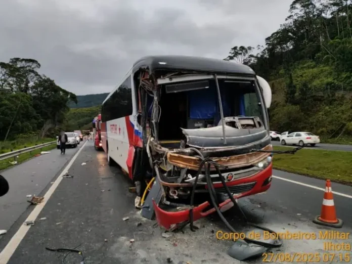 Acidente entre ônibus e carreta na BR-470/SC deixa feridos, em Ilhota