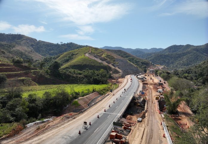 Serviços de detonação de rochas avançam na obras de duplicação na Serra das Araras (RJ), na Via Dutra (BR-116). Serviços de detonação de rochas avançam na obras de duplicação na Serra das Araras (RJ), na Via Dutra (BR-116).