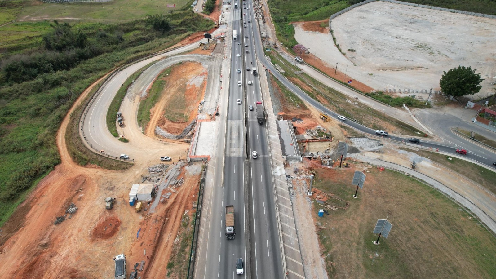 Viaduto de acesso a Jacareí, pela pista expressa da Via Dutra, sentido SP, é liberado ao tráfego