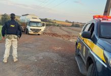 Caminhão furtado com 250 mil maços de cigarros é recuperado na BR-163, no Paraná Caminhão furtado com 250 mil maços de cigarros é recuperado na BR-163, no Paraná