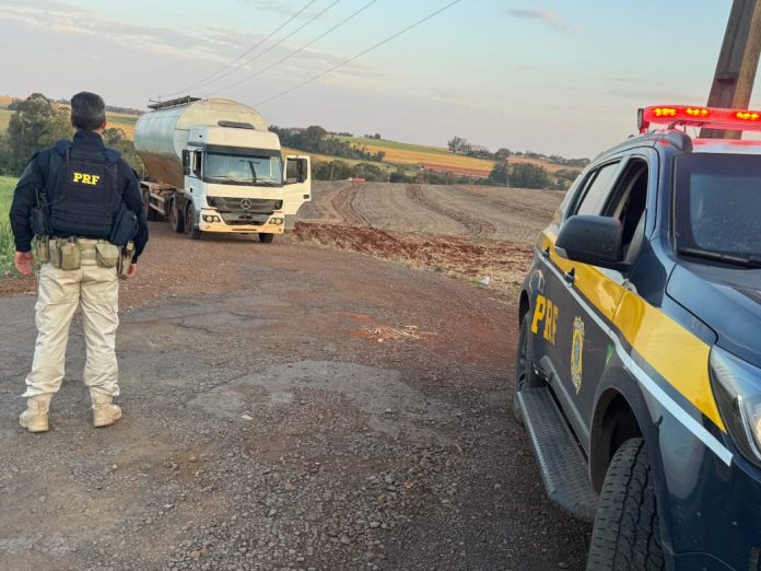 Caminhão furtado com 250 mil maços de cigarros é recuperado na BR-163, no Paraná