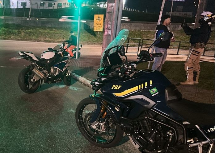 VÍDEO: Motoqueiros são flagrados na BR-101/SC com diversas irregularidades nas motocicletas
