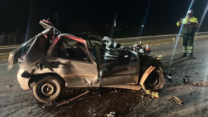 Colisão traseira entre carro e caminhão na BR-153/GO mata jovem, em Anápolis Colisão traseira entre carro e caminhão na BR-153/GO mata jovem, em Anápolis