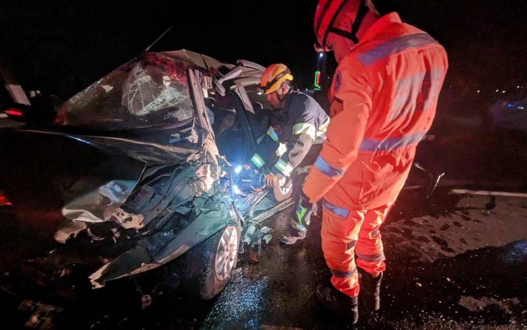 Tragédia na BR-146 deixa 8 mortos e 3 feridos, em Guaxupé (MG) Tragédia na BR-146 deixa 8 mortos e 3 feridos, em Guaxupé (MG)